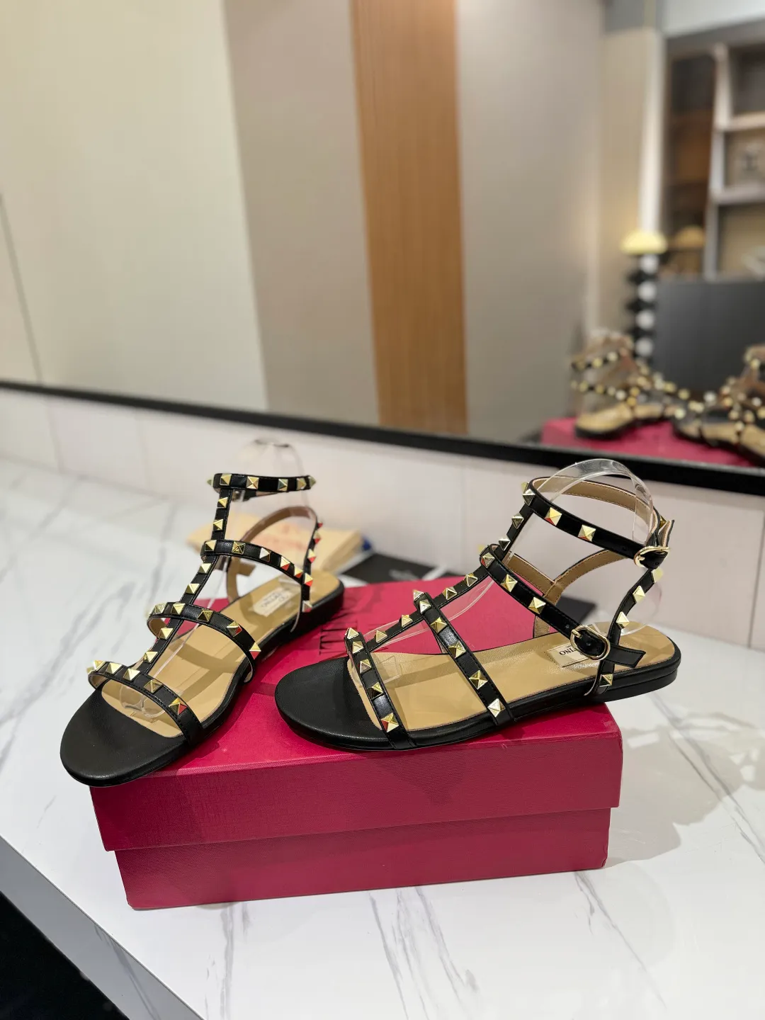 👟👟Ex-factory price 520👟👟 Valentino/Valentino rivet VT classic ankle-wrap rivet sandals, timeless 🆕 deeply rooted in people's hearts❤️A must-have item that never goes out of style🫰top replica! The side curves are perfect, the original molded custom-made rust-free rivets, and the textured hardware bring out a full sense of high-end, giving you a genuine foot feel! The first choice for high-end customers❤️ [Material] Upper: Original imported customized cowhide Inner lining: Original imported goatskin Outsole: Imported pearlescent leather outsole Code number: 35-39 [34, 40, 41, 42 are custom-made and cannot be returned or exchanged]